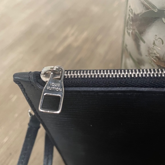 Louis Vuitton Neverfull Wristlet - Picture 4 of 7